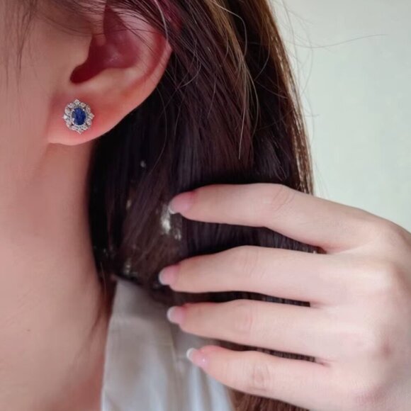 NEW 18k White Gold Blue Sapphire Diamond Earrings Small Stud Earrings - Picture 5 of 5